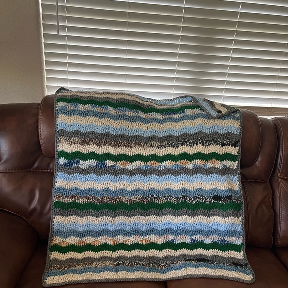 Beautiful Crocheted Wave Pattern Blanket - Picture 4 of 5